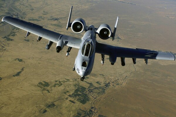 Avion vole haut dans le ciel