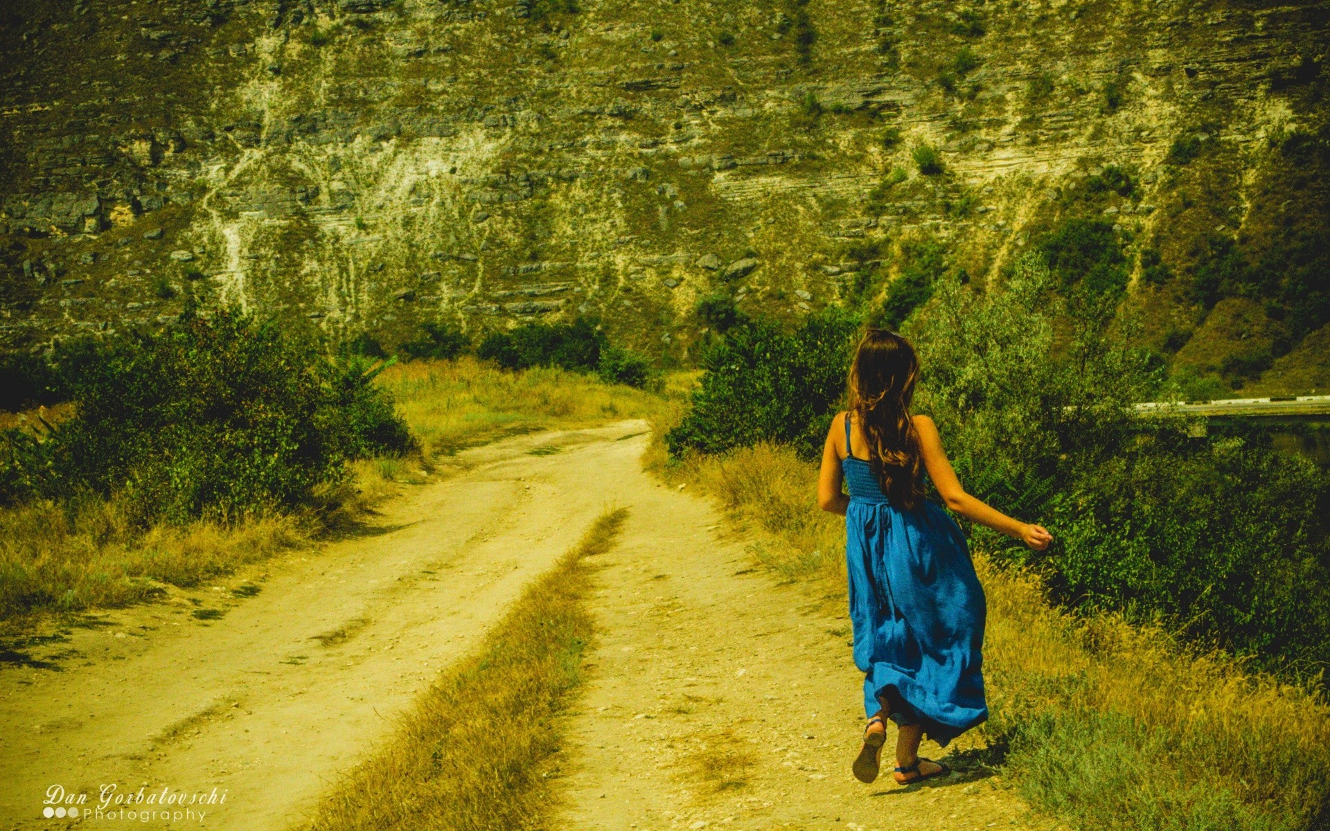 vintage all aperto singolo adulto ragazza natura donna indossare viaggi tempo libero bambino tempo libero legno albero luce del giorno vestito