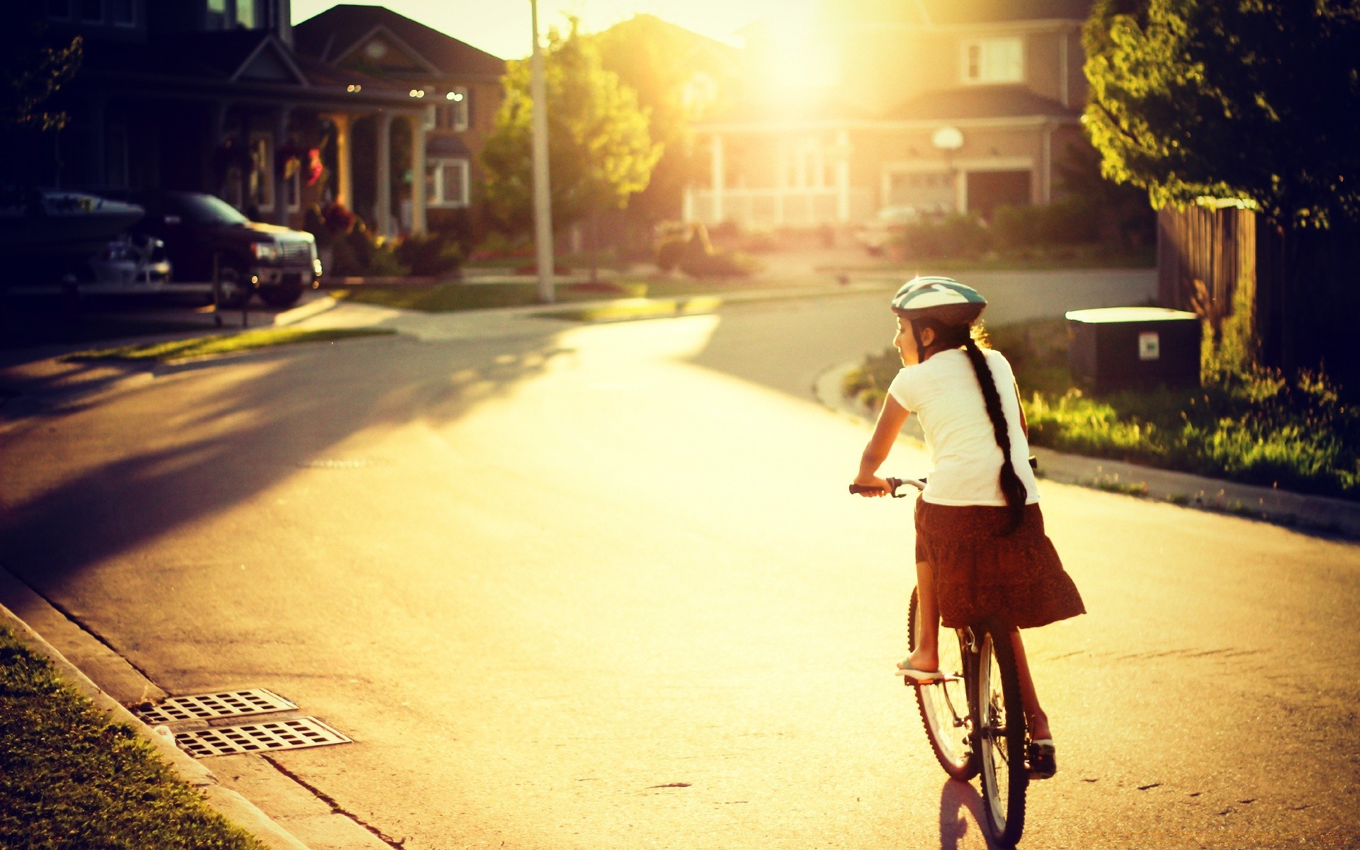 vintage strada strada sfocatura adulto ruote città sistema di trasporto singolo auto uomo bicicletta donna viaggi ciclista tempo libero marciapiede ragazza luce urbano