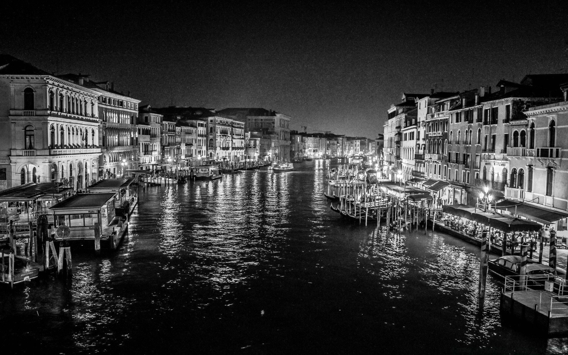 jahrgang monochrom kanal wasser architektur straße fluss reflexion stadt stadt im freien reisen haus haus gondeln uferpromenade schwarz / weiß brücke