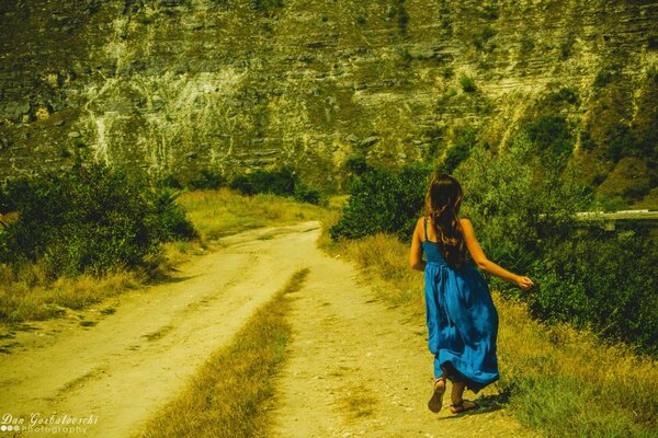 Ragazza in un bel posto sulla natura