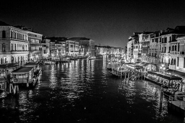 Mercato veneziano in colori scuri