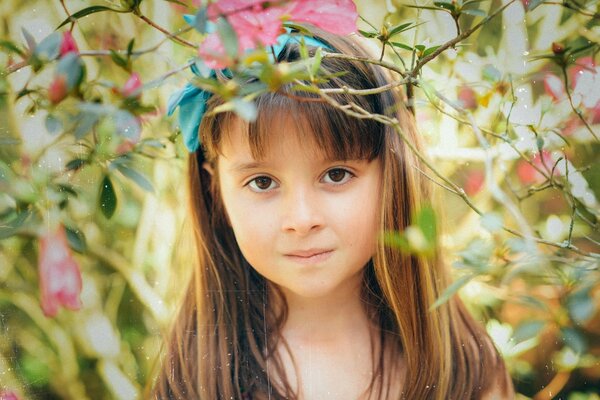 Bebé de ojos marrones en el Jardín de verano