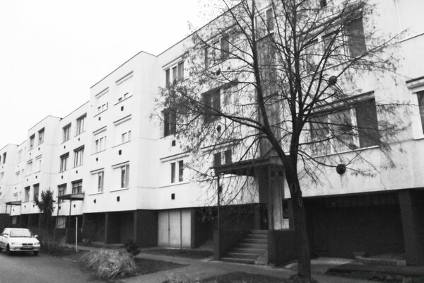 Maison grise en béton préfabriqué