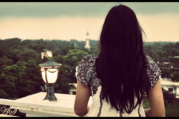 Menina passa o pôr do sol