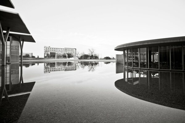 Architecture austère en noir et blanc