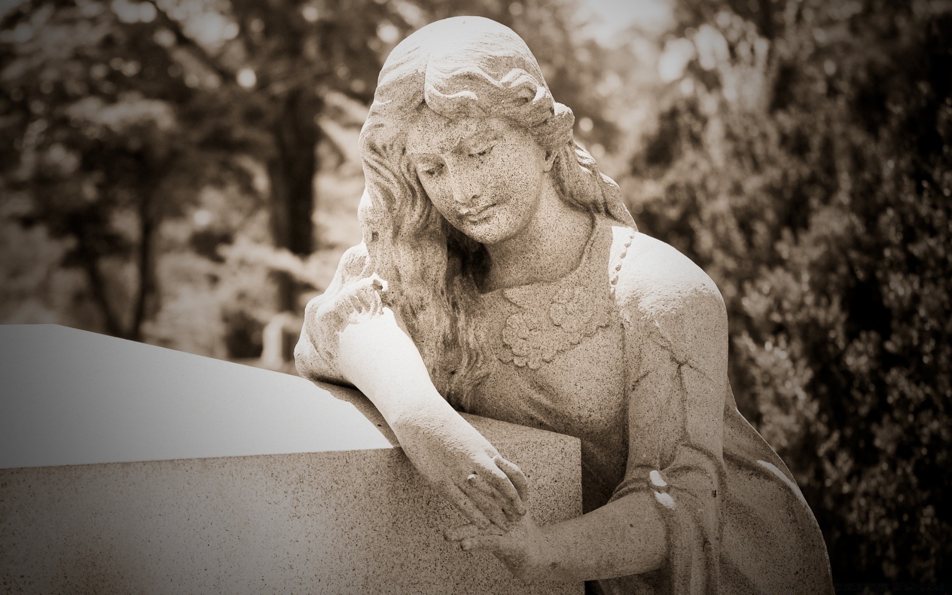 vintage singolo ritratto monocromatico adulto donna scultura arte ragazza bianco e nero statua nudo seppia cimitero