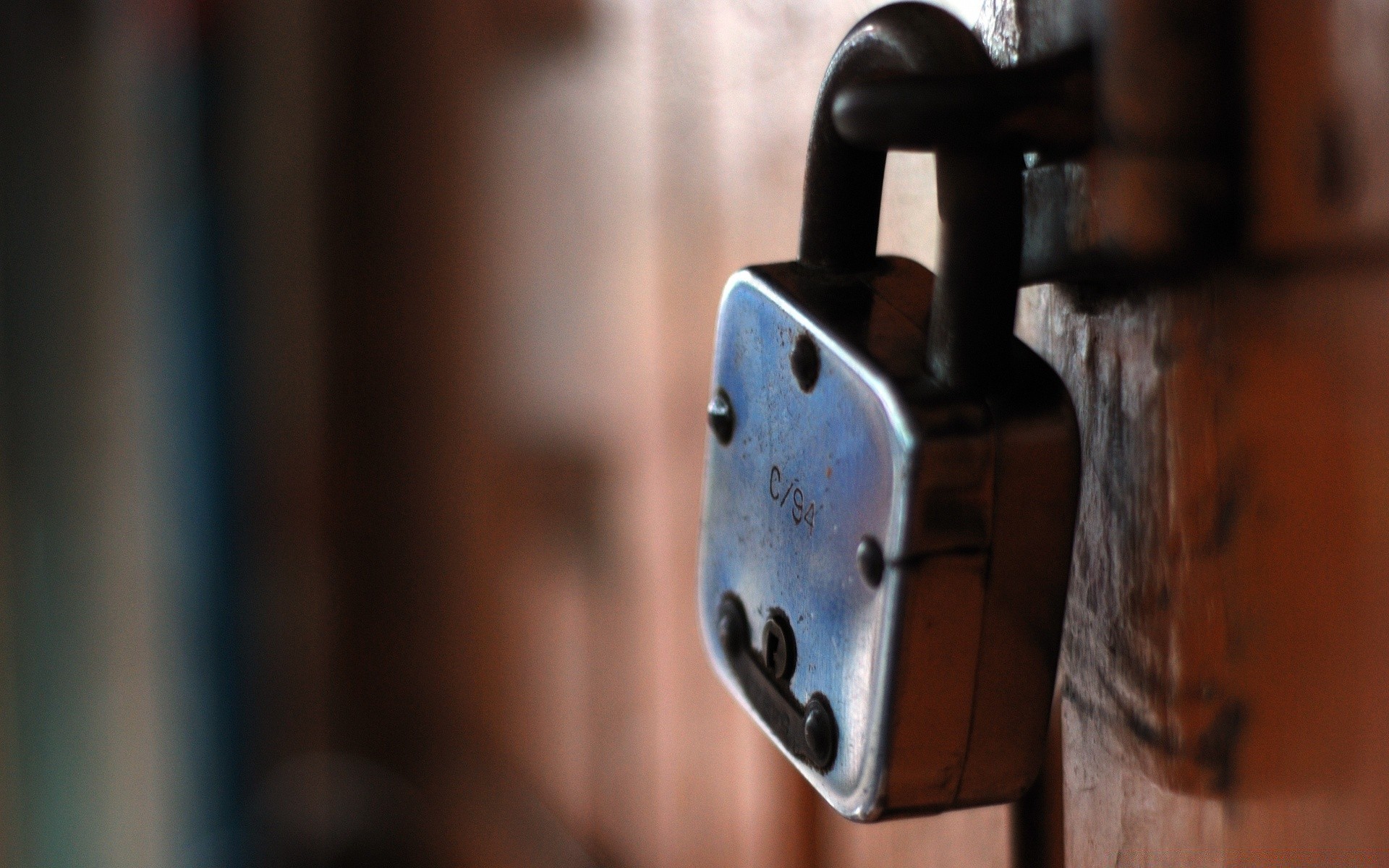 vintage sécurité acier sécurité intérieur fer serrure accès porte bois vieux flou rouillé rétro mystère