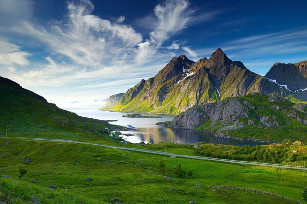 Muy hermoso paisaje de montañas