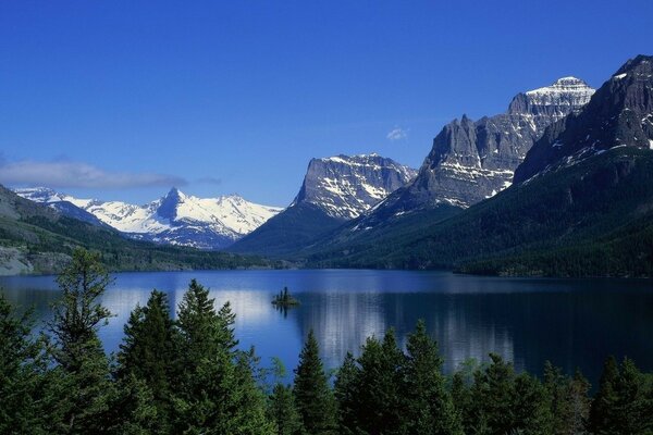 La superficie del Lago sullo sfondo di montagne innevate