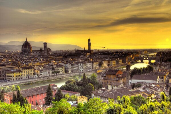 Bella vista della città da lontano