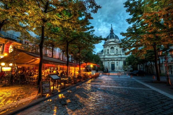 Restaurant dans la lumière des lanternes sous le ciel crépusculaire