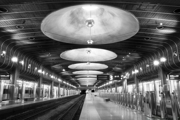 Estación de tren blanco y negro