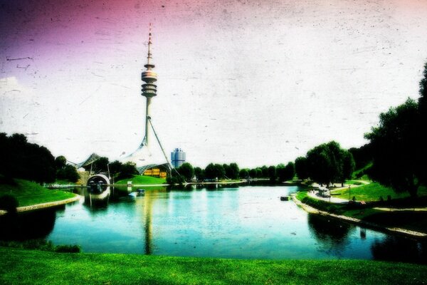 Ein Teich im Park mit einer ungewöhnlichen Struktur