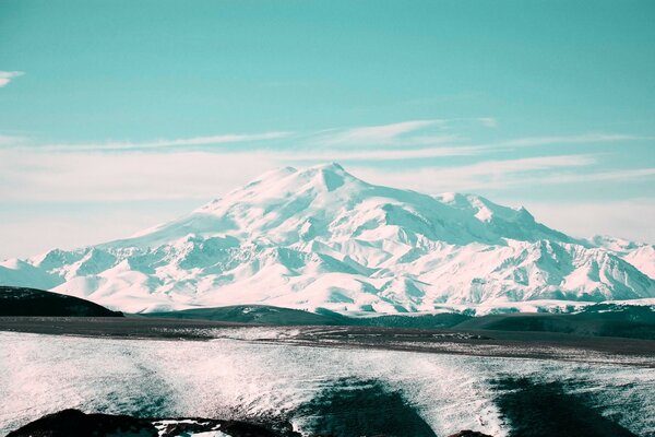 Die schneebedeckten Berge sind am Horizont sichtbar