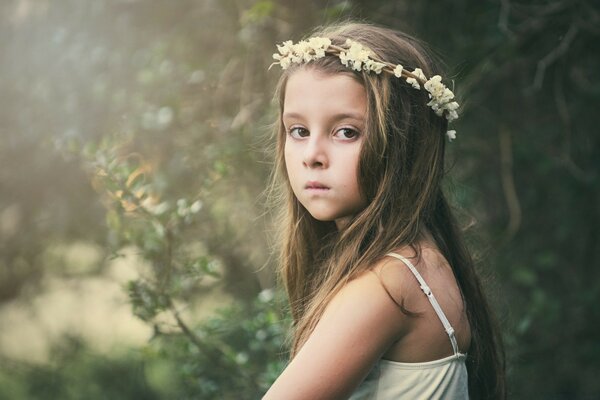 Ragazza in corona bianca e prendisole bianco