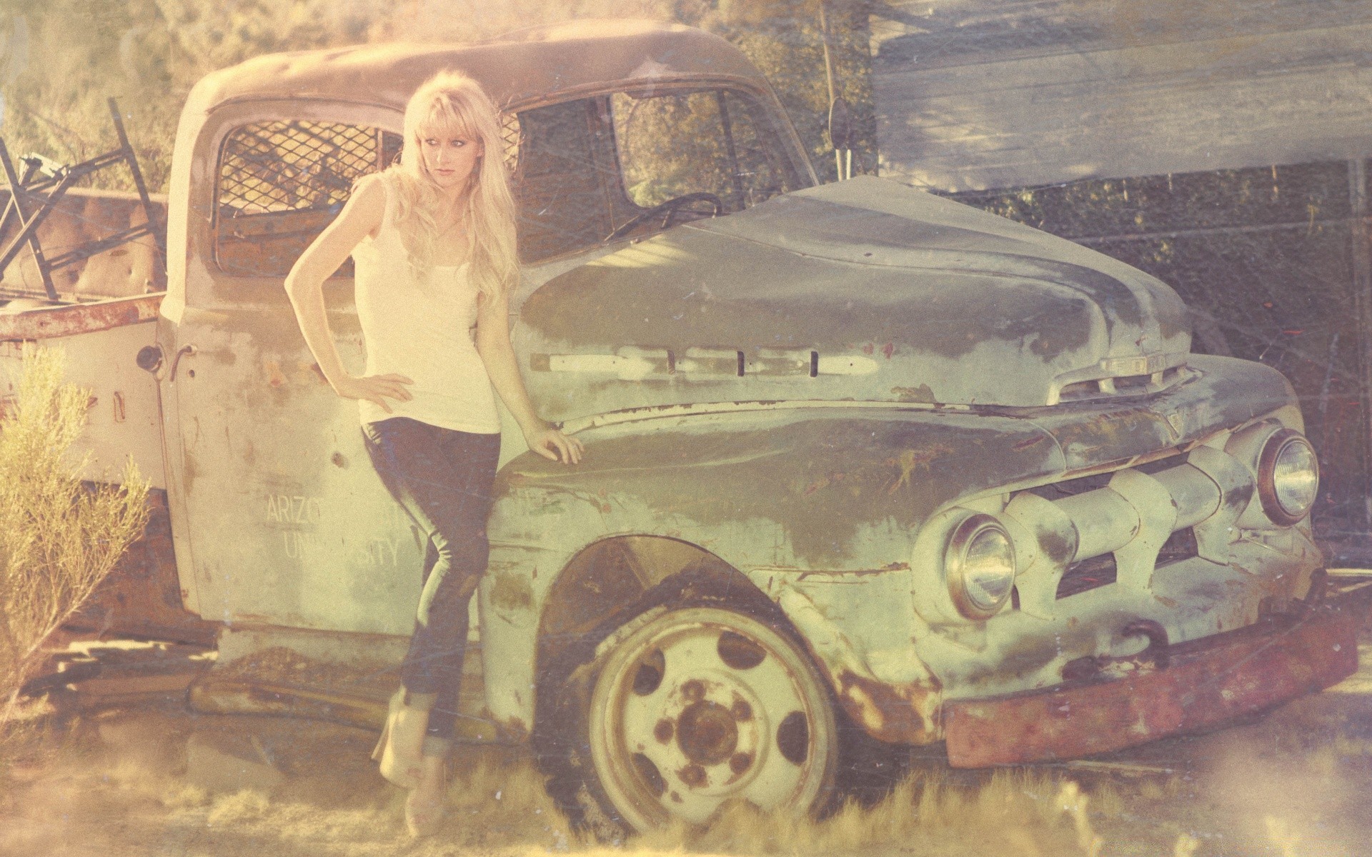 vintage coche sistema de transporte adulto coche retro uno desgaste guerra hombre mujer dos