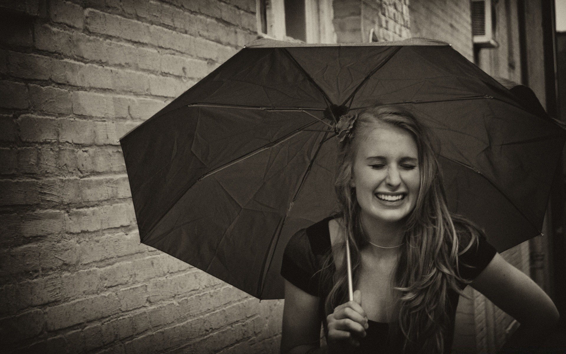 vintage parasol monochromatyczny portret kobieta jedna dziewczyna deszcz ciemny dorosły model