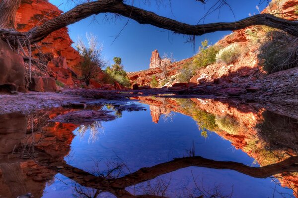 Canyon profond, lac transparent