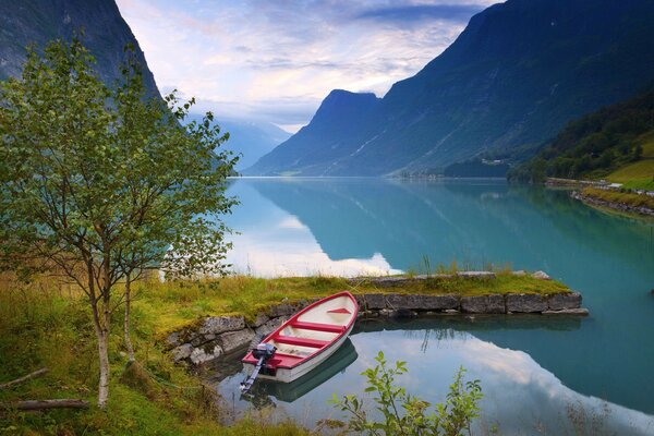 Viagem para as ilhas sedutoras através da superfície mais pura do lago