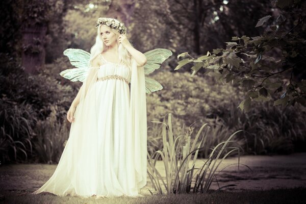 Immagine vintage di una ragazza in un abito da sposa con le ali