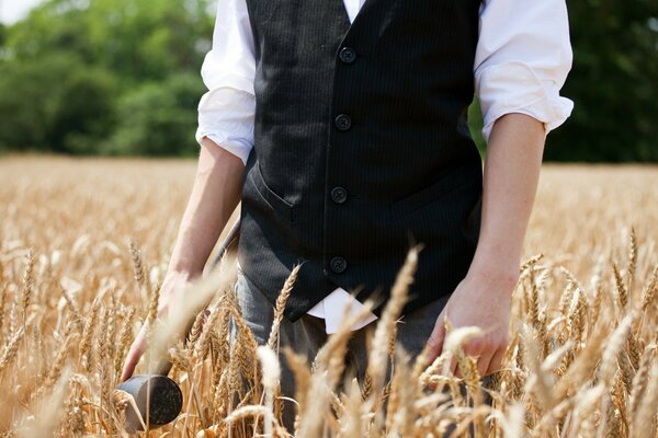 Der Weizen auf dem Feld muss im Herbst geerntet werden