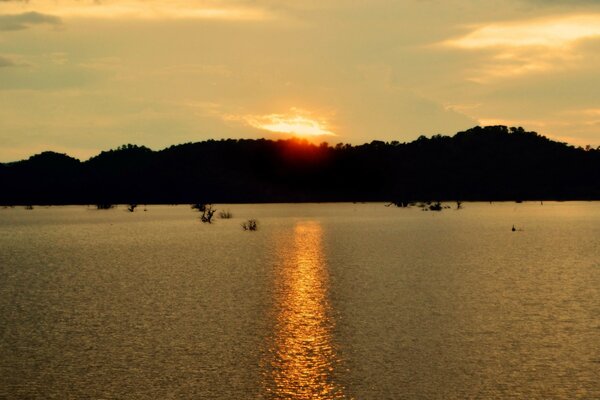 The setting sun is reflected in the water