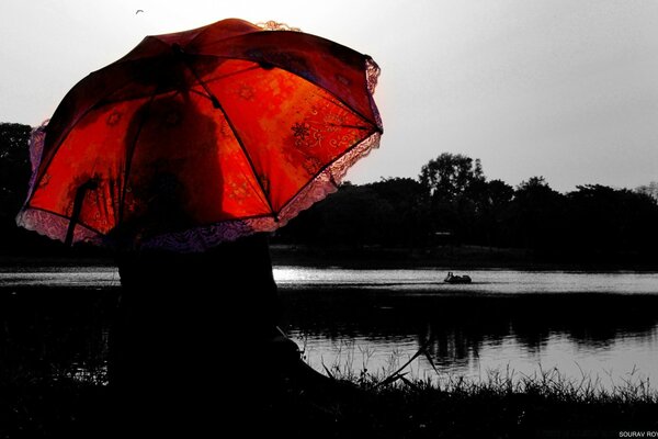 Image Vintage en noir et blanc d une fille avec un parapluie rouge