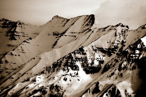 Gipfel der schneebedeckten Berglandschaft