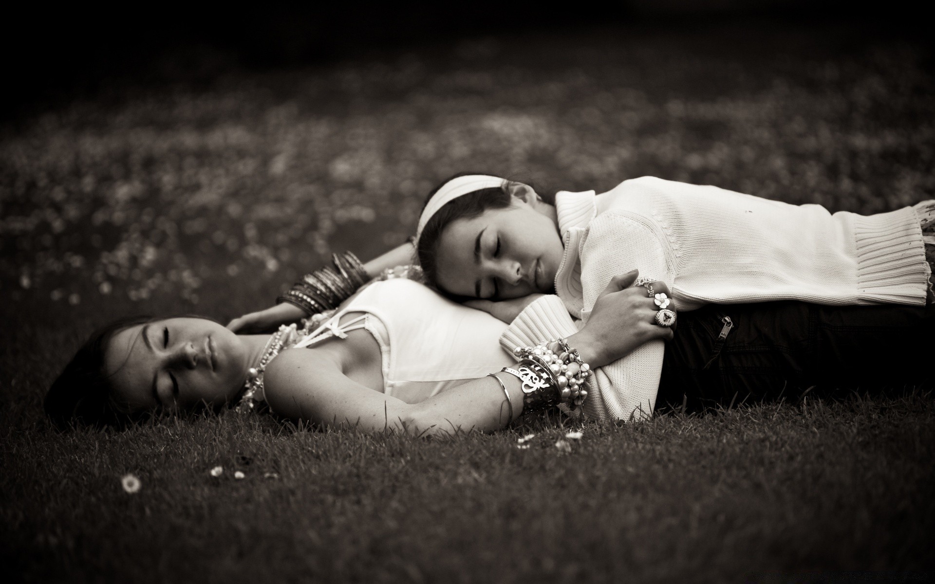 vintage monochrome un portrait fille enfant femme adulte enfant couché parc sommeil herbe deux porter