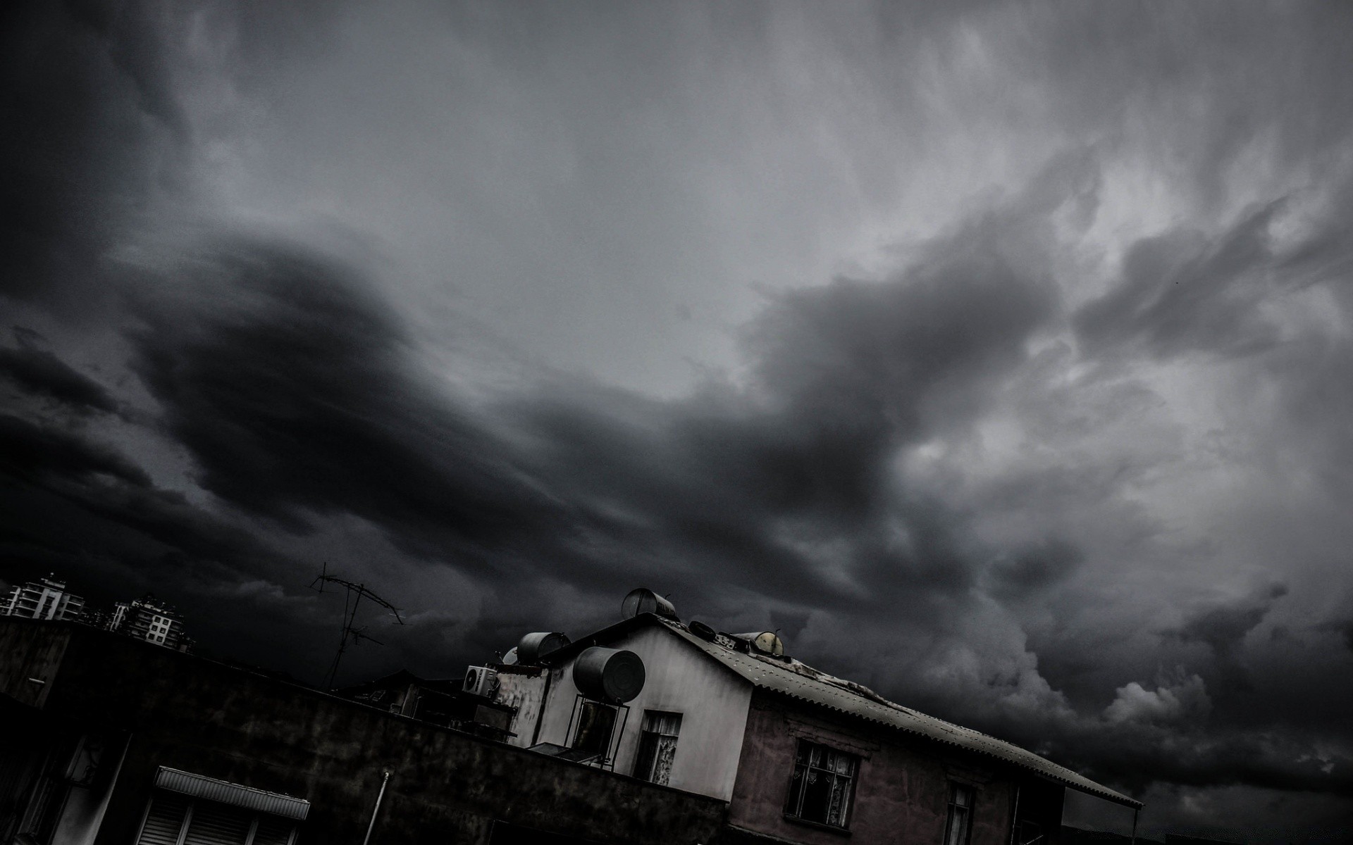 vintage tempestade monocromático chuva fumaça tempestade tempo escuro desastre céu preto e branco relâmpago luz paisagem dramático névoa moody rua contraste pôr do sol