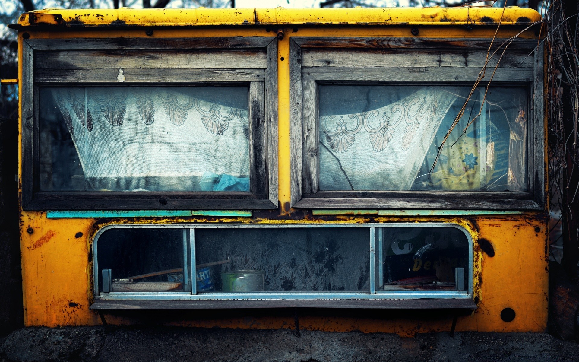 vintage grafite carro abandonado urbano rua sujo velho parede enferrujado sistema de transporte vandalismo madeira ônibus quebrado cidade retro