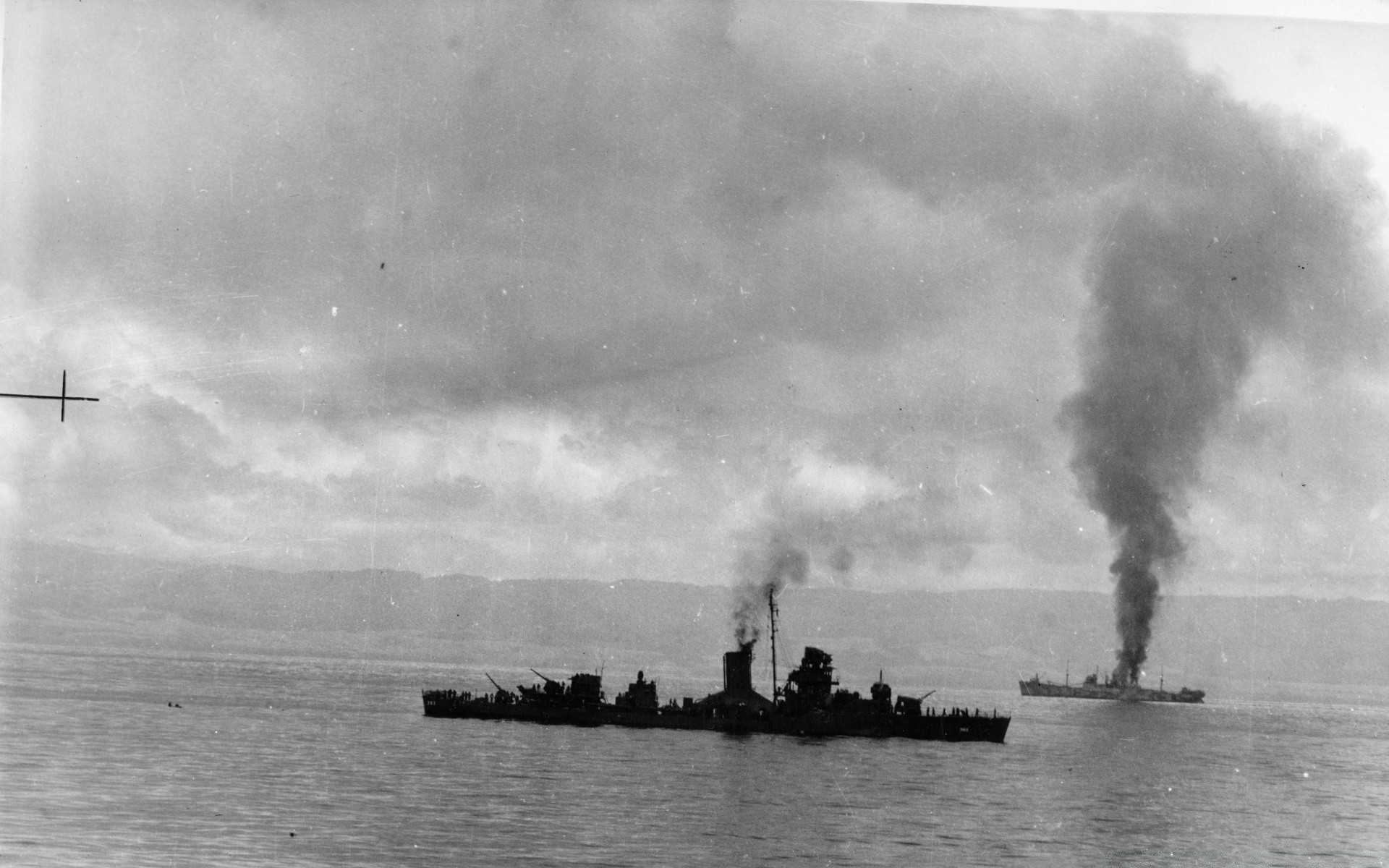 vintage bateau voiture fumée navire système de transport militaire catastrophe marine guerre combat adulte