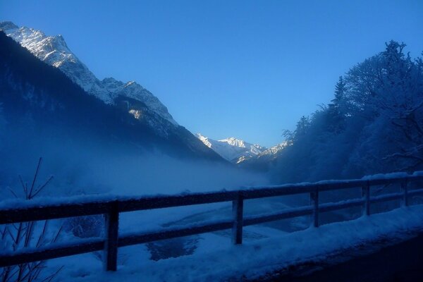 Verschneite Winterberglandschaft