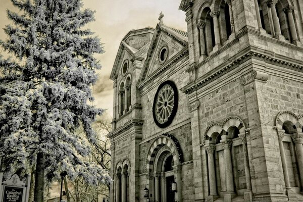 Maison d église avec arbre de Noël en hiver