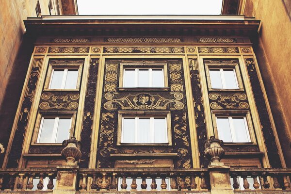 Ventanas venecianas en la casa negra