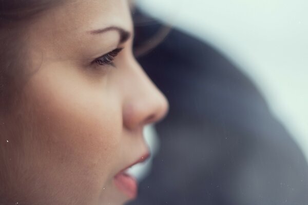 Retrato de una mujer mirando a lo lejos