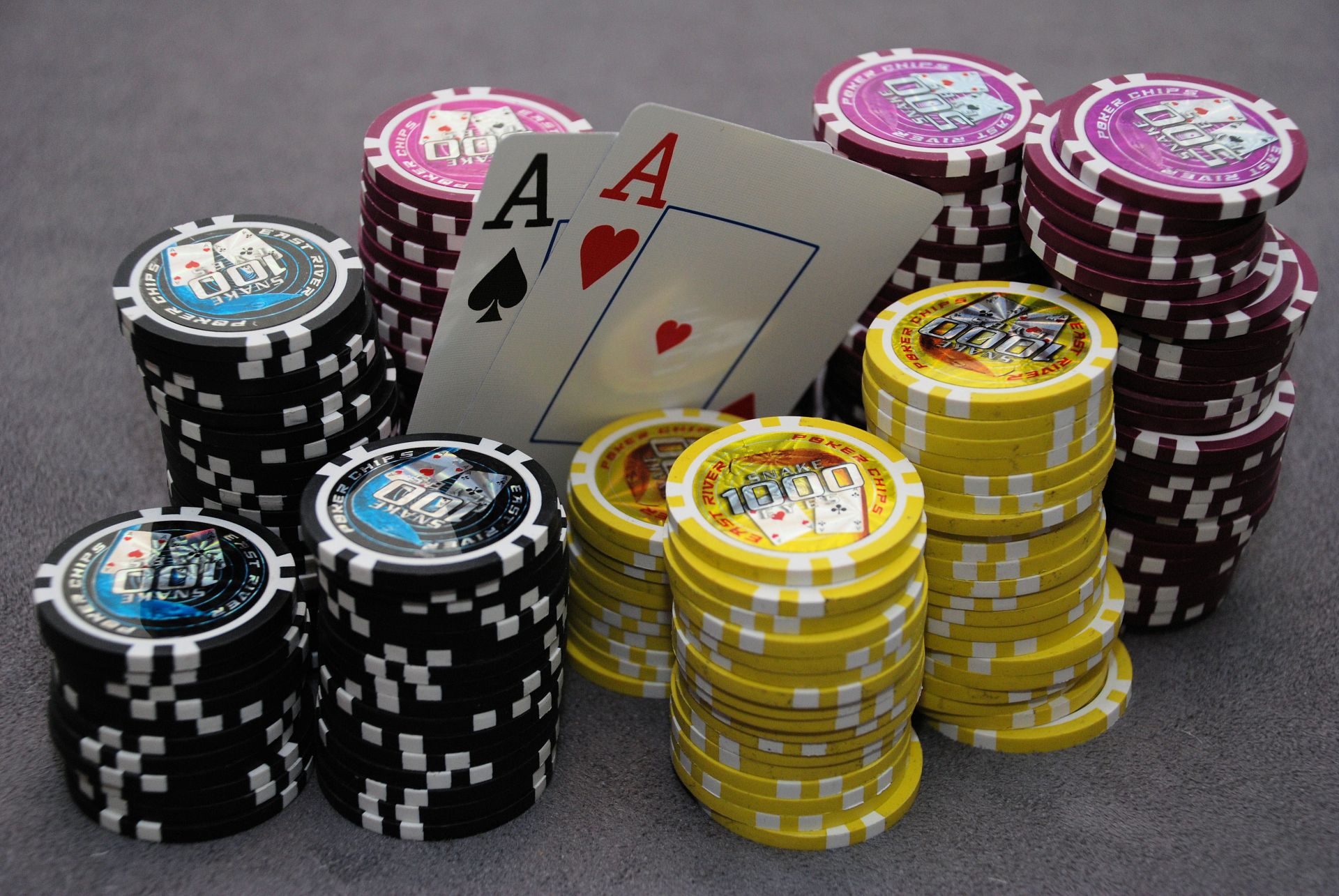 juegos de soc. redes casino poker juegos de azar suerte oportunidad riesgo blackjack as chip jugar ganar suerte descanso dados jugador ruleta juego mortaja ganador