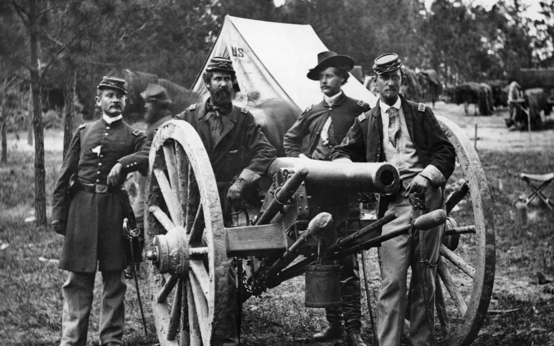 vintage adulto grupo militar arma guerra armas soldado carro combate homem vários muitos dois roupa sistema de transporte canhão uniforme vestir