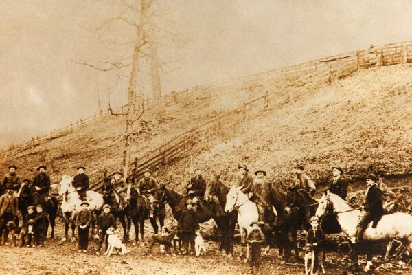 Groupe de personnes cheval brouillard