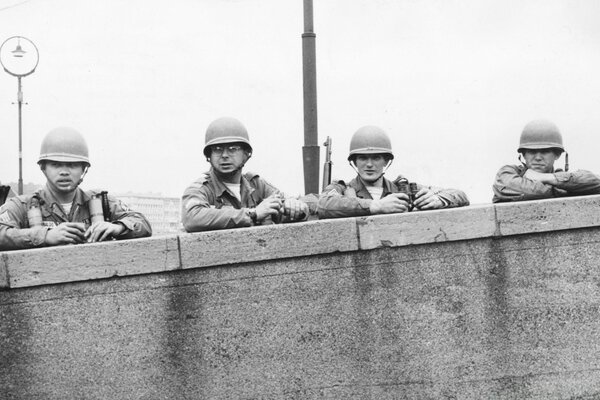 Groupe de soldats près d un mur de béton