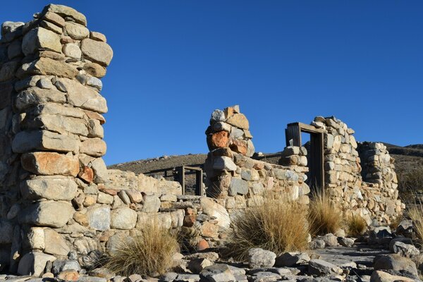 Antiga casa de pedra destruída