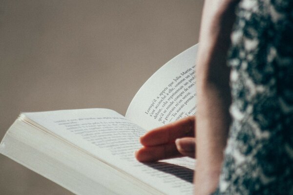 Menina lendo um grande livro