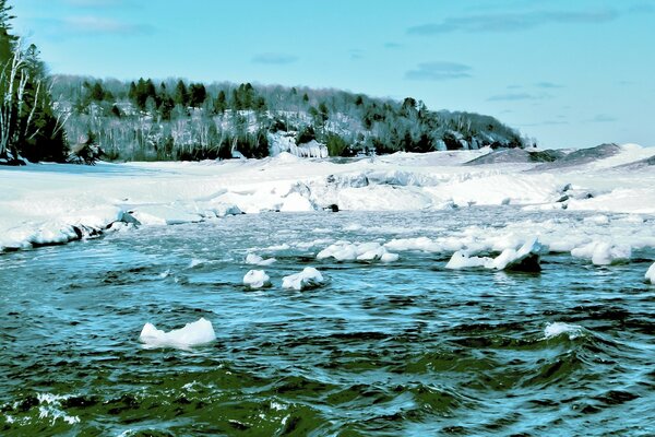 Die Bewegung der Eisblöcke auf dem Meer