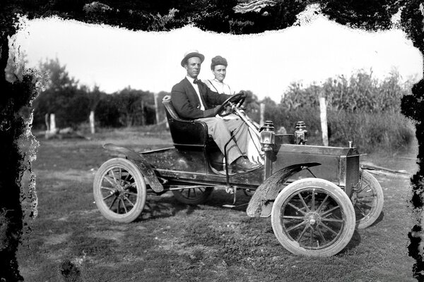 Cartolina d annata della giovane coppia in automobile