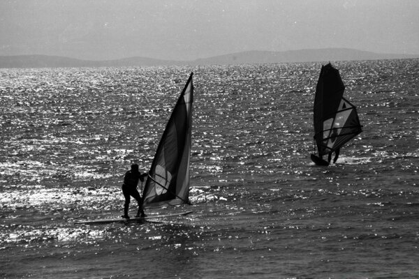 Dos nadadores en pequeñas balsas