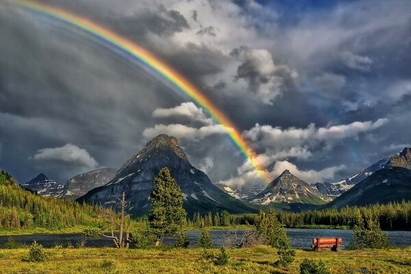 Arcobaleno attraverso le montagne bella vista