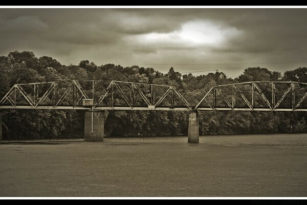 Puente viejo sobre un fondo oscuro