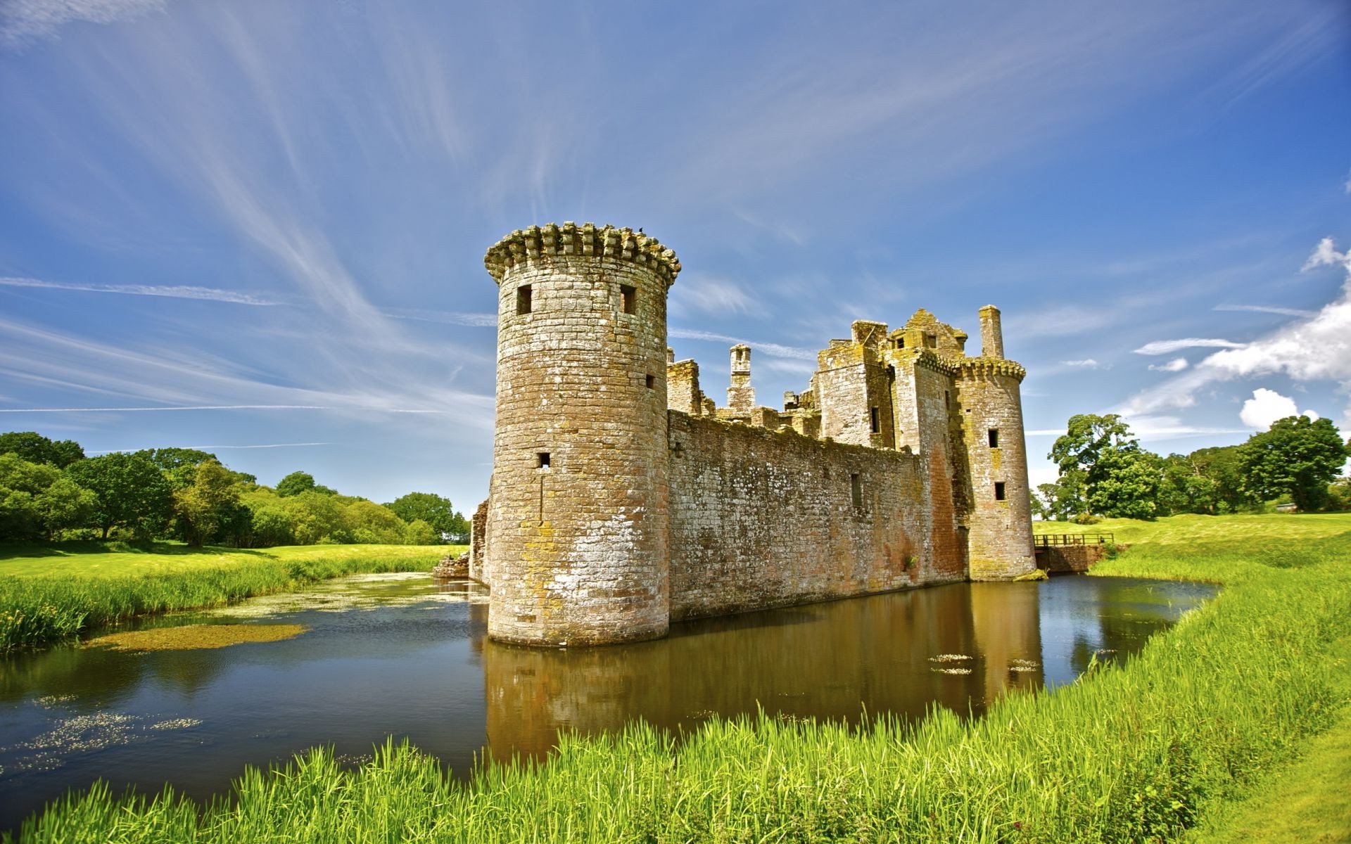 landschaft schloss gotik architektur im freien reisen himmel alte alte fluss festung turm wasser festung gras haus