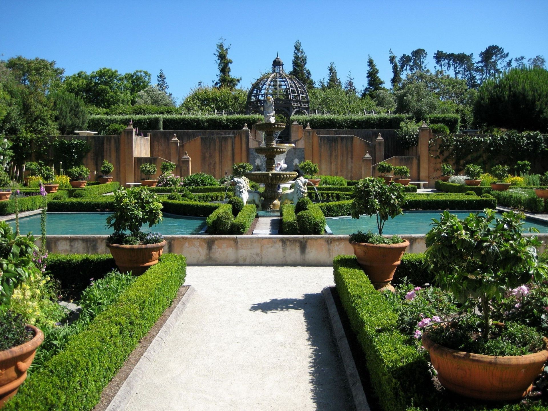 lieux célèbres jardin fleur cour arbre maison flore architecture maison pelouse patio maison été extérieur eau parc arrière-cour nature voyage famille